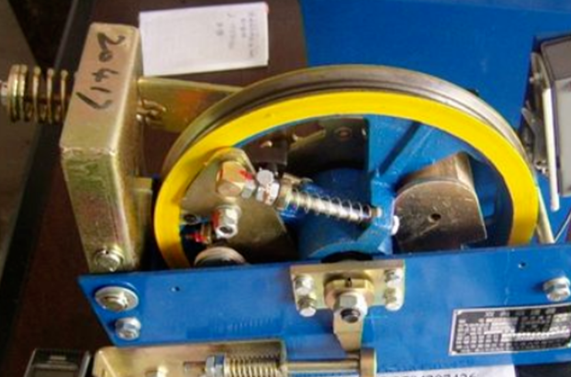 What are the safety protection devices of elevators?